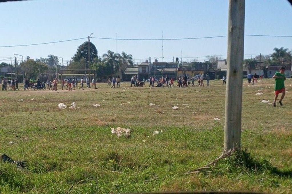 En canchas de futbol barriales se realizaron "picaditos" pese a la prohibición.