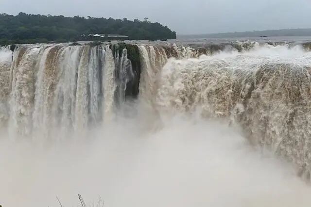 Aumento en el caudal de agua permite un imponente paisaje en las Cataratas del Iguazú