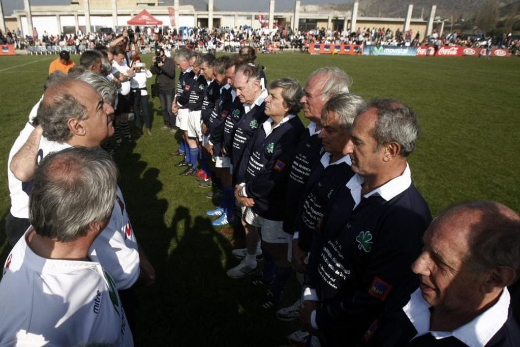 Los supervivientes de la tragedia de los Andes disputaron el 13 de octubre de 2012, en Chile un partido amistoso de rugby frente a sus pares del Old Grangonian Club en Santiago de Chile. Crédito: EFE/Mario Ruiz.