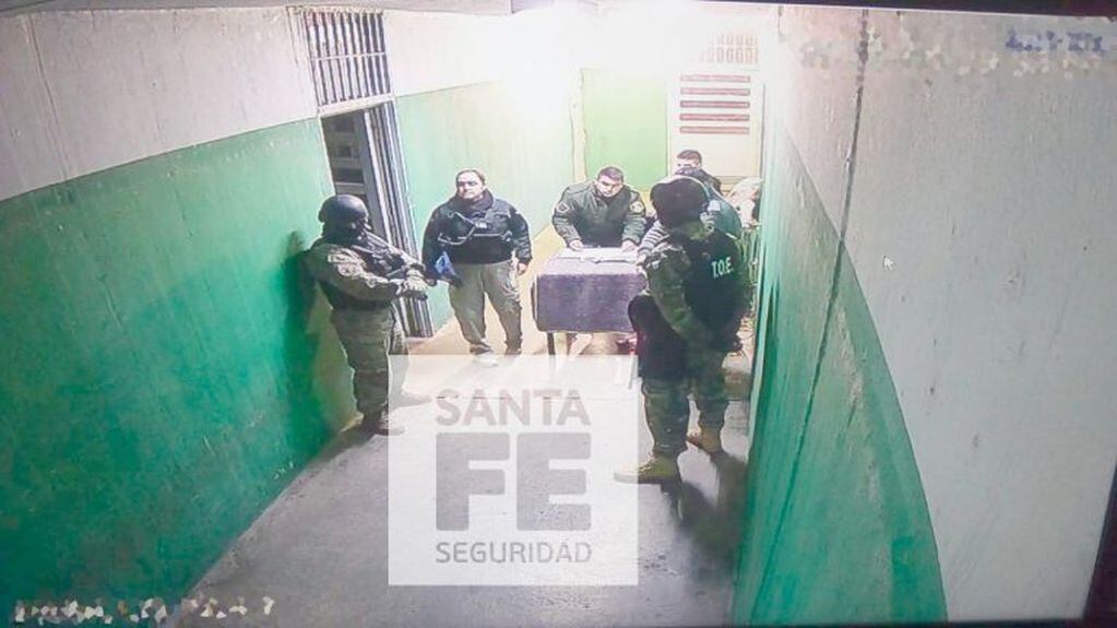 Personal de Gendarmería estuvo a cargo del operativo realizado este viernes en la cárcel de Piñero. (Ministerio de Seguridad)