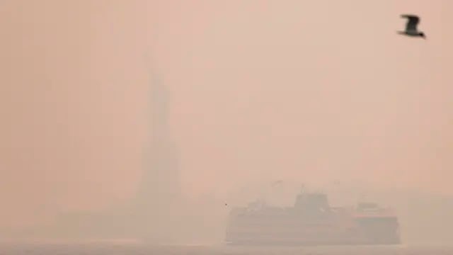 El humo de los incendios forestales canadienses envuelve Nueva York