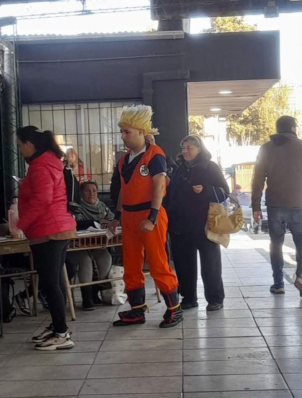 Un hombre fue disfrazado de Goku a votar