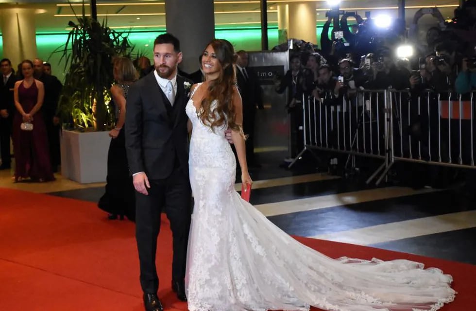 Lionel Messi y Antonela Roccuzzo poco después de haber contraido matrimonio en Rosario, Argentina, el 30/06/2017. foto: Jose Granata/telam/dpa