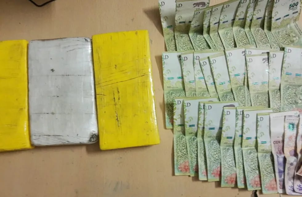 El dinero y la droga secuestrada tras una persecución en al barrio La Gloria de Godoy Cruz. Gentileza Seguridad