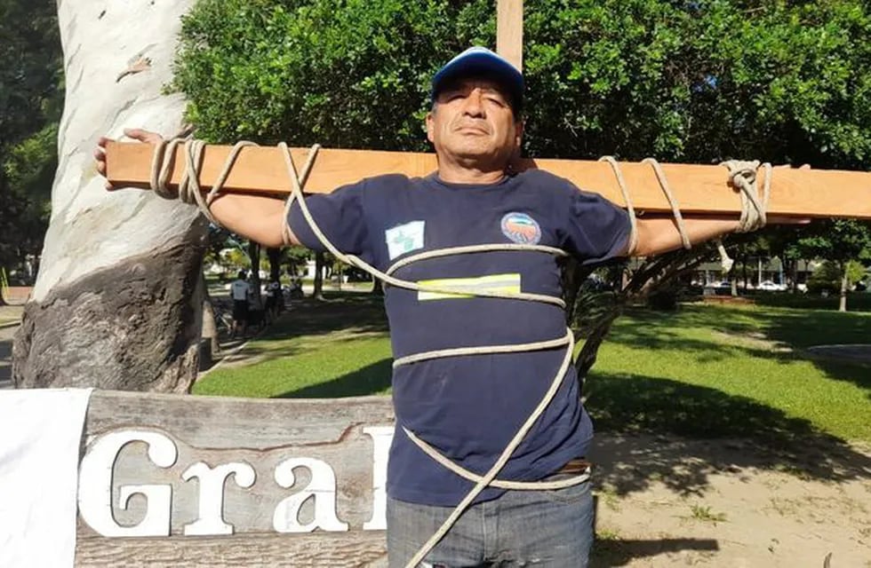 Un dirigente salteño se "crucificó" por un terreno para construir una escuela agrícola.