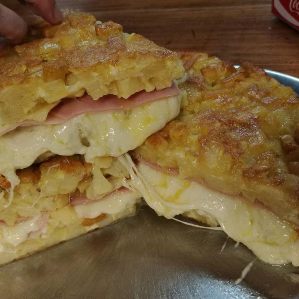 La tortilla de papa tiene jamón y mucho queso mozzarella, además de un ingrediente secreto. (Instagram/@laschicasdela3)