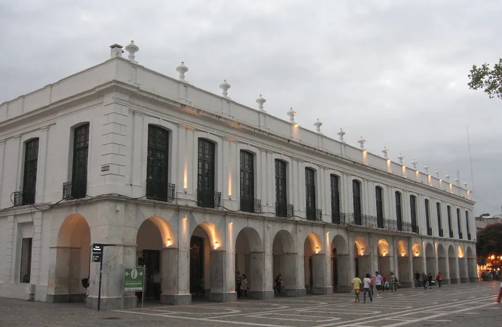 La explanada del Cabildo será el escenario de la obra. (Foto: Wikipedia / Grupo Edisur).