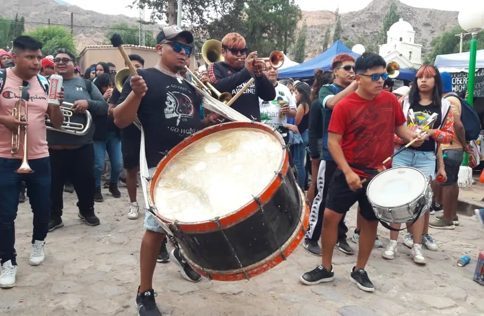 La tradicional "Chaya de Mojones" y la posterior salida de las comparsas a las calles marcó el inicio del año 2024 con música del carnaval jujeño en la localidad de Maimará.