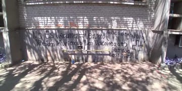 Escuelas vandalizadas con mensajes antivacunas en Posadas