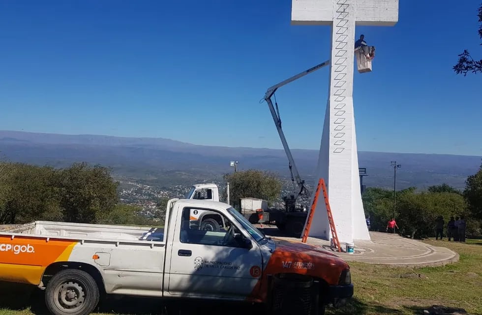 Ultiman detalles para Semana Santa en Carlos Paz: mejoran sectores del Cerro La Cruz.