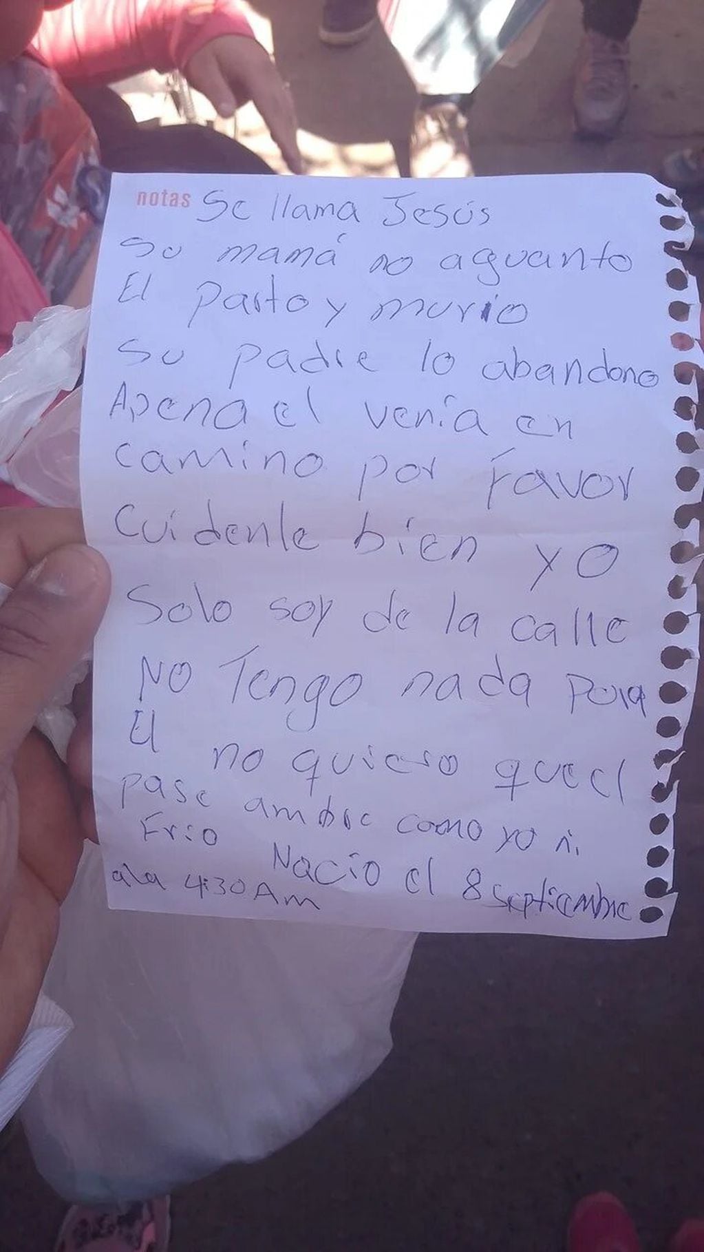 Abandonaron a un bebé recién nacido debajo de un auto y junto a una carta: "Cuídenlo bien, por favor".