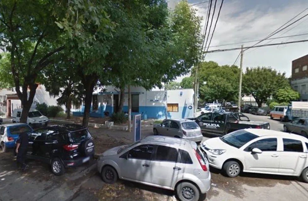 El episodio ocurrió en un comercio separado por dos casas de la esquina de Sarmiento y Ameghino. (Google Street View)