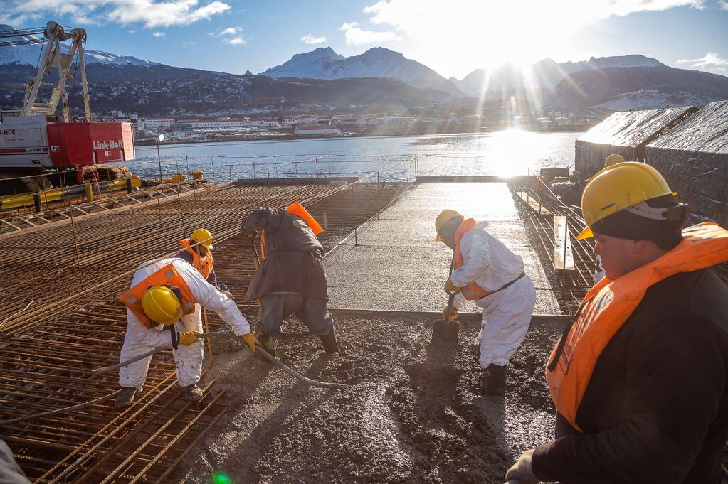 La ampliación del muelle comercial del Puerto de Ushuaia llegó al 60% de su ejecución.