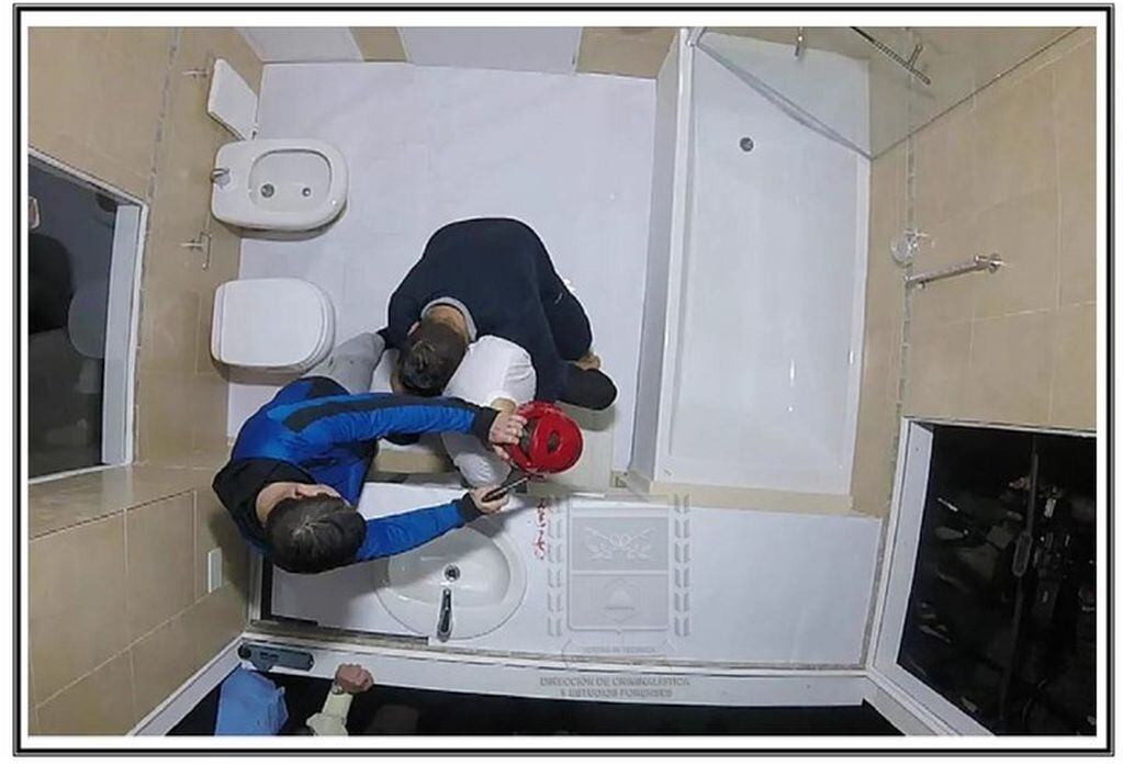 Reconstrucción. La forma en que Nisman habría sido sujetado dentro del baño./Pericia de Gendarmería