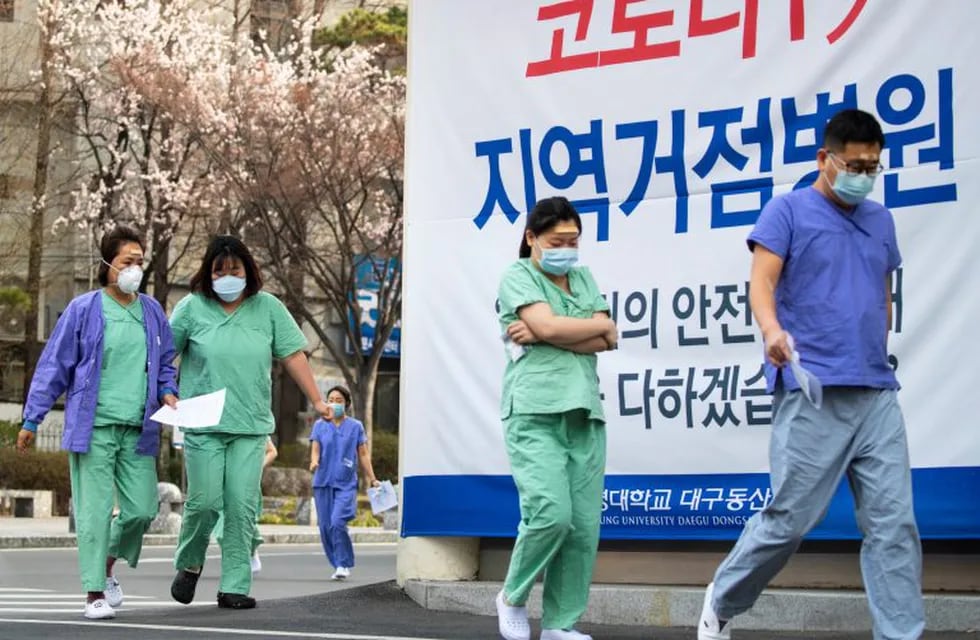 13/03/2020 Trabajadores sanitarios en la localidad de Daegu, la más afectada de Corea del Sur por el coronavirus POLITICA INTERNACIONAL -/YNA/dpa
