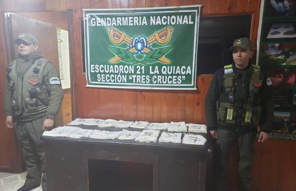 Efectivos de GN mostraron a los periodistas los paquetes de droga descubiertos en las camperas.