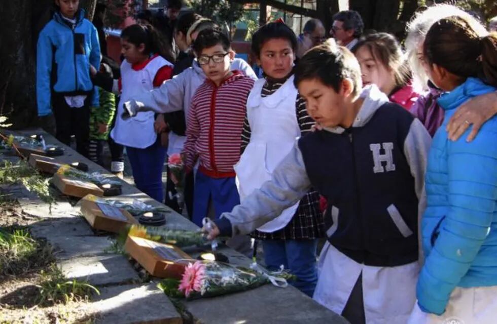 Niños de la escuela del barrio El Pilar depositaron ofrendas florales por los 17 años de la tragedia del cerro Ventana.