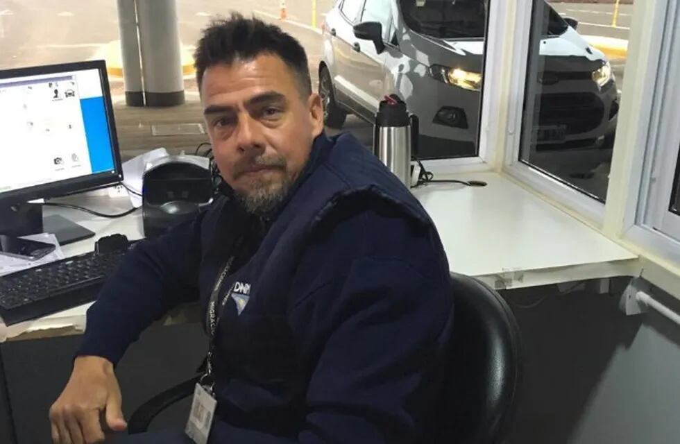 Francisco Rossi, el empleado de Migraciones que salvó a un nene de dos años en el Puente Posadas-Encarnación. (MisionesOnline)