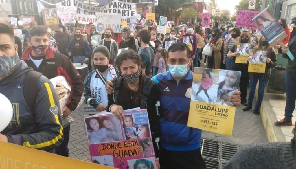 Yamila Cialone y Eric Lucero, padres de la menor desaparecida encabezaron esta nueva marcha que recorrió las calles de San Luis pidiendo por la paparición de la menor.