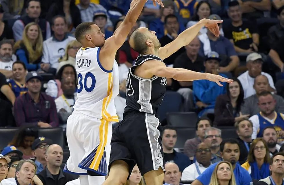 OAKLAND, CA - OCTOBER 25: Stephen Curry #30 of the Golden State Warriors shoots over Manu Ginobili #20 of the San Antonio Spurs during the third quarter in an NBA basketball game at ORACLE Arena on October 25, 2016 Oakland, California. NOTE TO USER: User expressly acknowledges and agrees that, by downloading and or using this photograph, User is consenting to the terms and conditions of the Getty Images License Agreement.   Thearon W. Henderson/Getty Images/AFPn== FOR NEWSPAPERS, INTERNET, TELCOS & TELEVISION USE ONLY ==