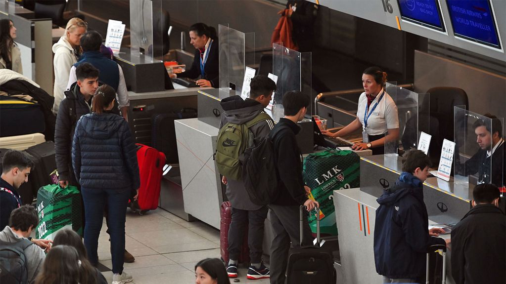 Aeropuerto Internacional de Ezeiza. Cada vez más jóvenes argentinos piensan en irse del país. 