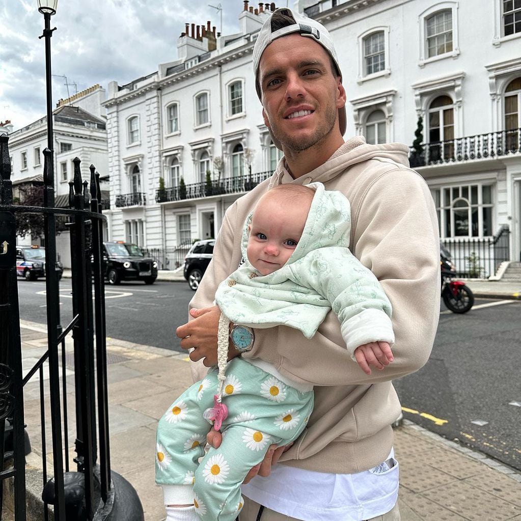 El ex Betis llevó a su beba a pasear por Londres.