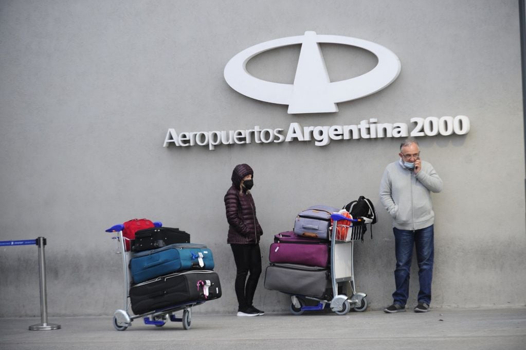 El Gobierno nacional dispuso el ingreso de hasta 600 argentinos por día al país, como parte de las nuevas restricciones para frenar la circulación del COVID-19.