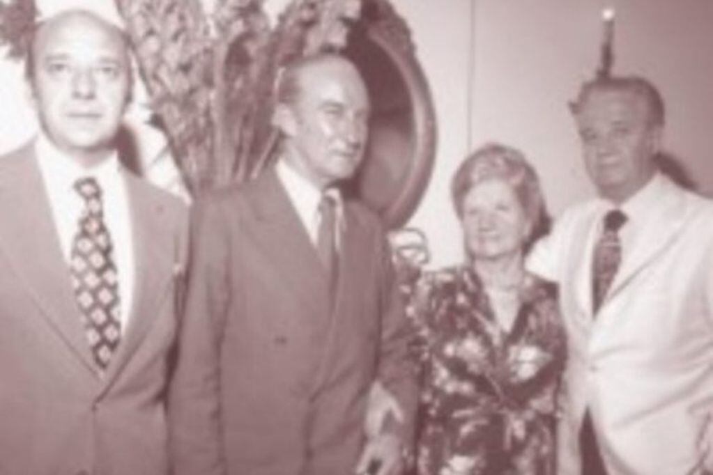 Carlos con sus hermanos y su madre