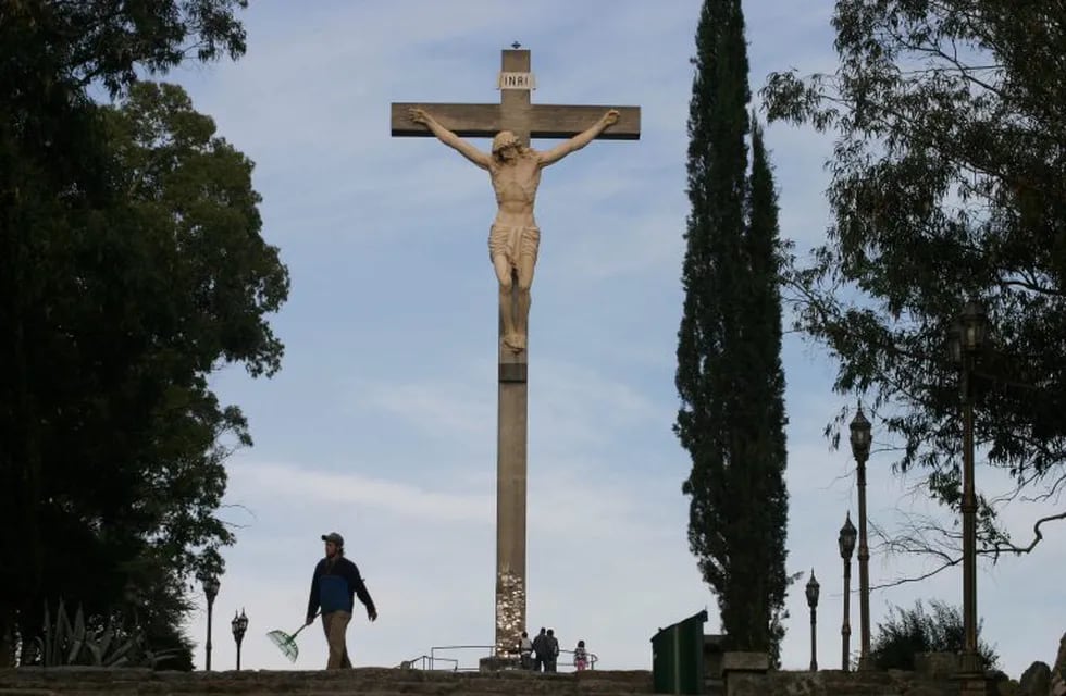 (AP Photo/Pablo Aneli) Tandil  cruz de Cristo en el calvario. Semana Santa festejos de pascua pascuas.