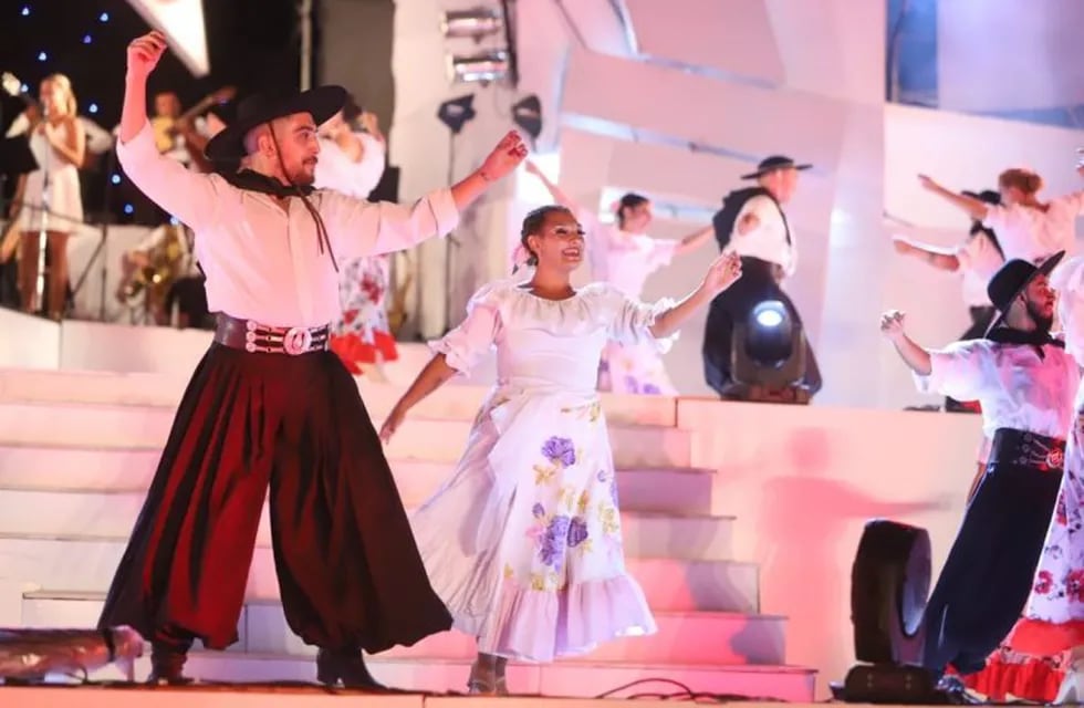 Para homenajear a los bailarines de folclore en su día, el sábado habrá un espectáculo en el teatro griego Chacho Santa Cruz. Archivo.