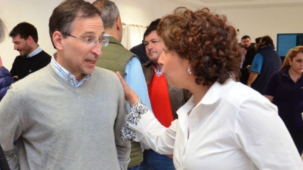 La gobernadora Arabela Carreras junto al ministro saliente, Agustín Domingo (web).