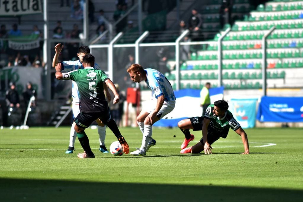 Racing de Nueva Italia se juega el ascenso frente a Villa Mitre en San Luis. (Javier Ferreyra / Enviado Especial)