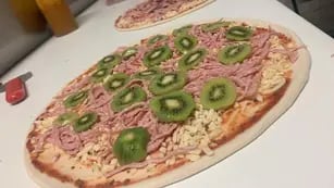 Inventó la pizza con kiwi y la esposa lo dejó