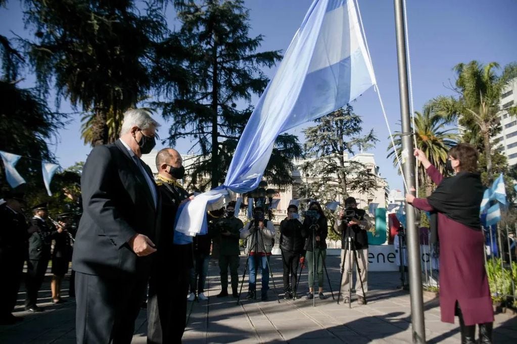 Con un marco de solemnidad se izó las Banderas Nacional y de la Libertad Civil en la plaza Belgrano.