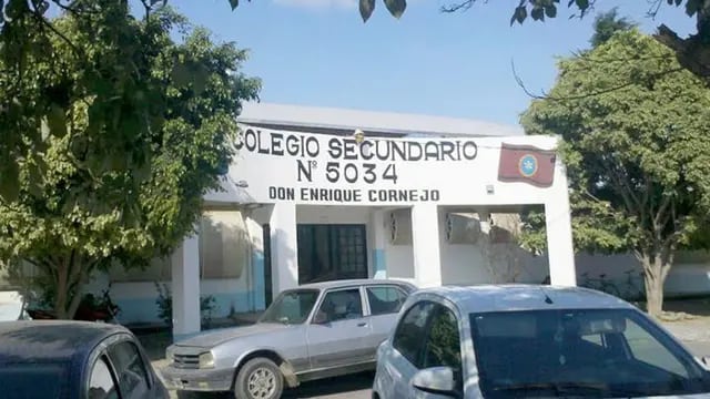 Frente del secundario Enrique Cornejo.