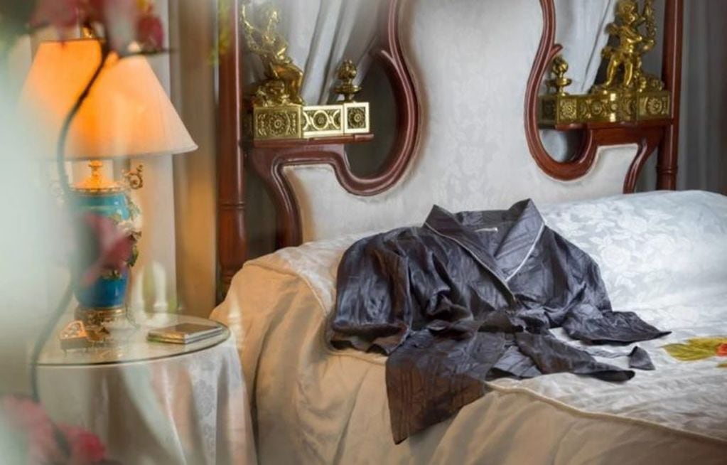 La suite: sobre la cama matrimonial, una de las batas que usaba Roberto en la intimidad. Exclusivo VIVA. Foto: Hernán Churba.