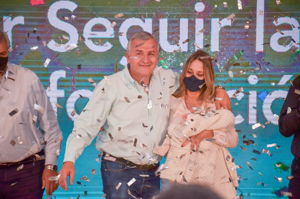 El gobernador radical Gerardo Morales, junto a su esposa Tulia Snopek y en brazos la pequeña hija de ambos, en los festejos de esta noche.