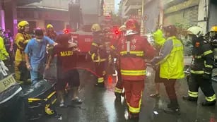 El trabajo de los bomberos por el incendio en Taiwán (DPA).