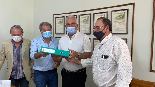 Entrega de carpetas al ministro Busso