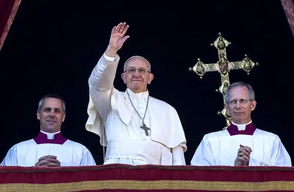Vatican City (Vatican City State (holy See)), 25/12/2017.- Pope Francis waves to the faithful as he delivers the traditional Urbi et Orbi (to the city and to the world) Christmas Day message from the central balcony of St. Peter's Basilica at the Vatican, 25 December 2017. (Papa) EFE/EPA/ANGELO CARCONI