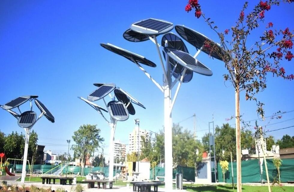 La Municipalidad de Godoy Cruz implementó en una plaza del barrio Fuchs los primeros árboles solares del país.