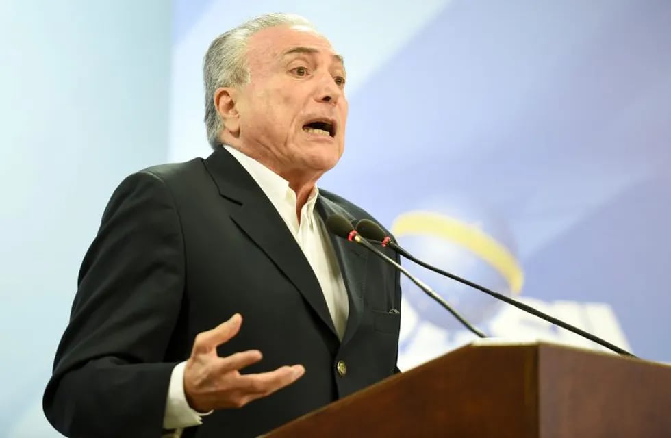Brazilian President Michel Temer makes a statement at Planalto Palace in Brasilia, Brazil, on May 20, 2017. nTemer on Saturday asked the Supreme Court to suspend a probe into his alleged obstruction of justice, saying a central piece of evidence is flawed. / AFP PHOTO / EVARISTO SA
