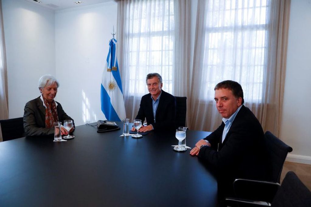 El presidente argentino, Mauricio Macri, el ministro de Hacienda y Finanzas Públicas, Nicolás Dujovne, y la ex directora del Fondo Monetario Internacional (FMI), Christine Lagarde, en marzo de 2018. Crédito: EFE/David Fernández.