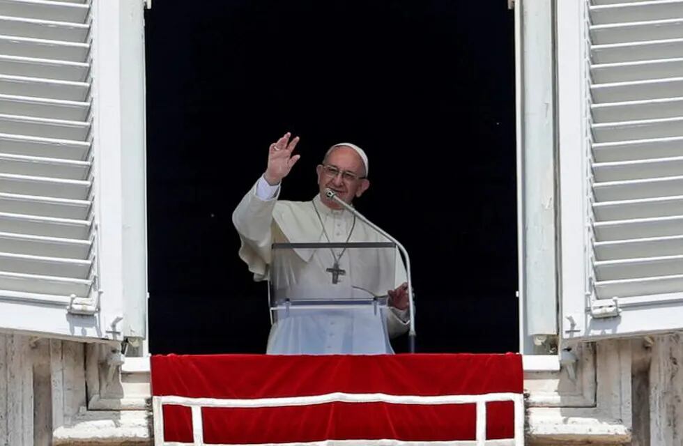 El Papa Francisco saluda a los fieles en el Vaticano.