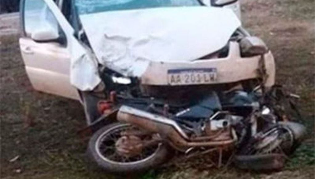 Así quedaron el auto y la moto después del accidente fatal. (Web)