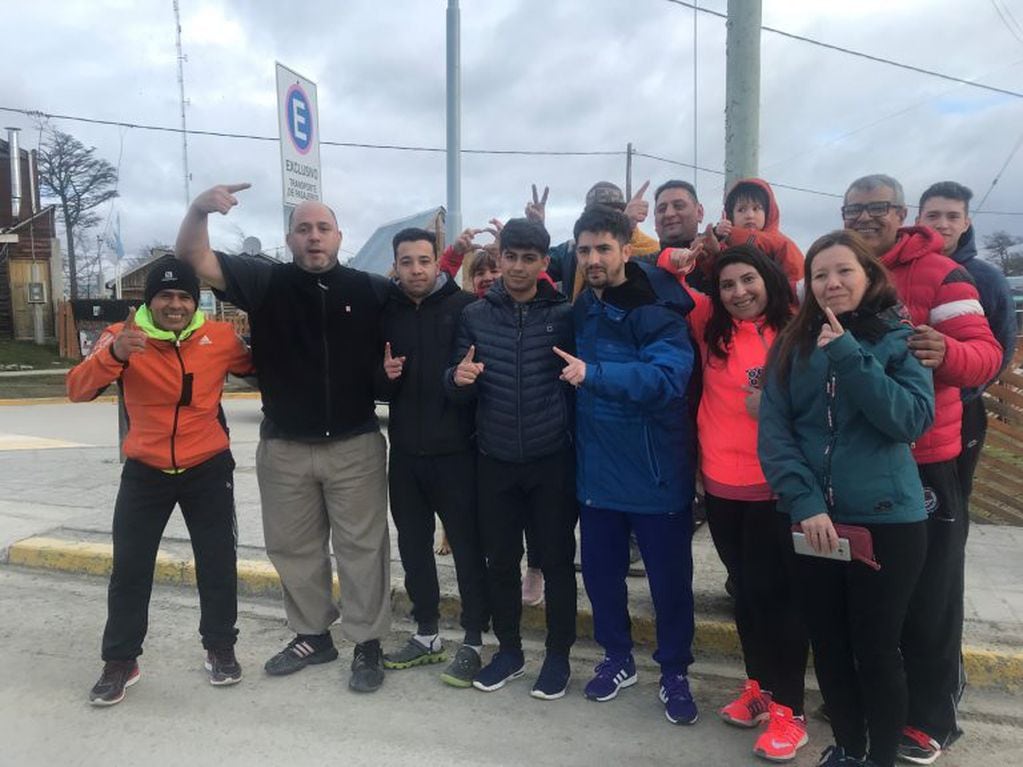 Alegre recibimiento familiar de los Campeones Nacionales Hockey Pista Tolhuin, Tierra del Fuego