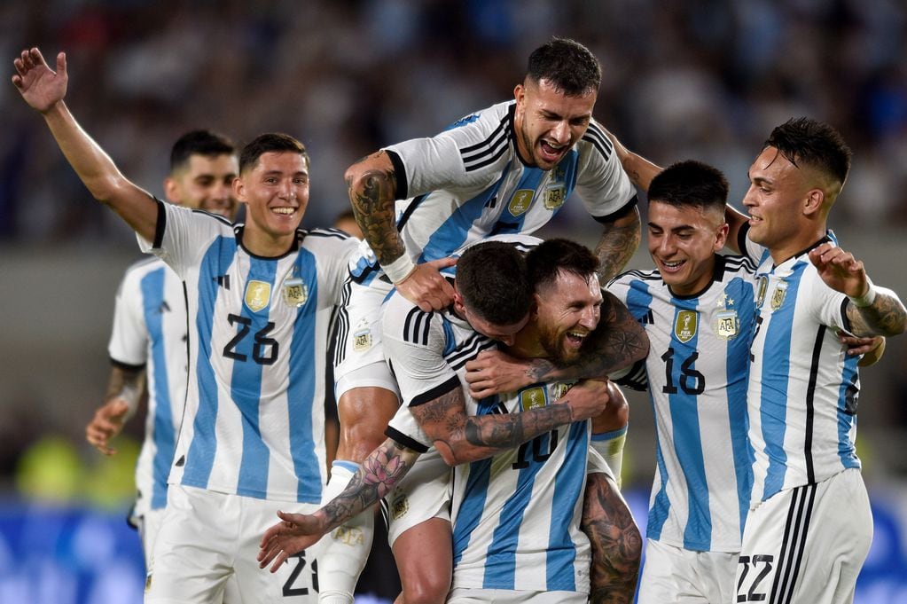 Lionel Messi y sus compañeros en un partido de la Selección Argentina. Foto: AP / Archivo