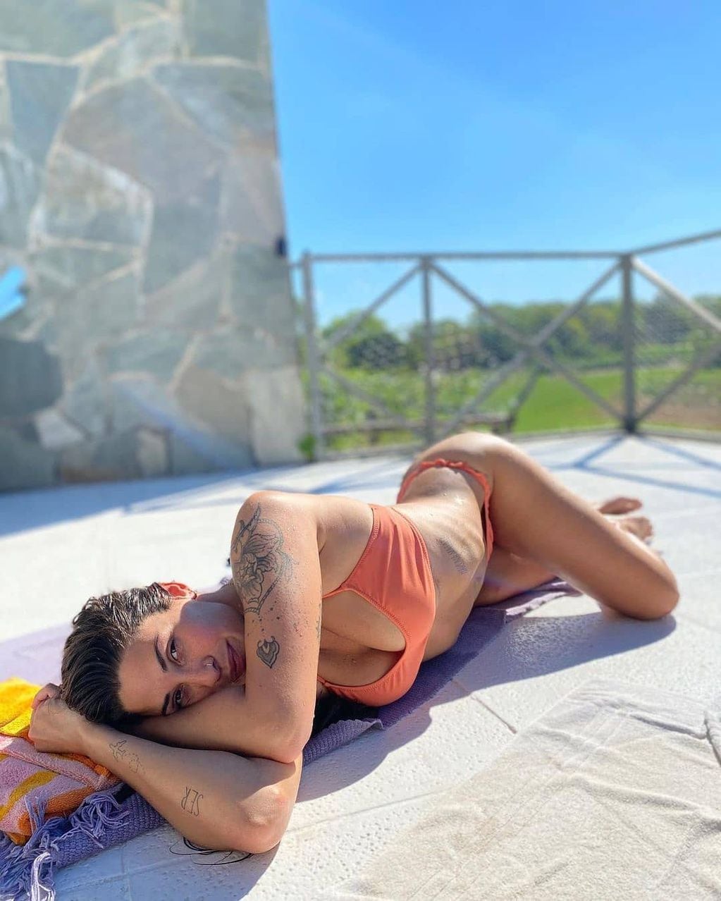 Ivana Nadal modeló en una nueva microbikini en naranja pálido e hizo furor con su sesión en Instagram