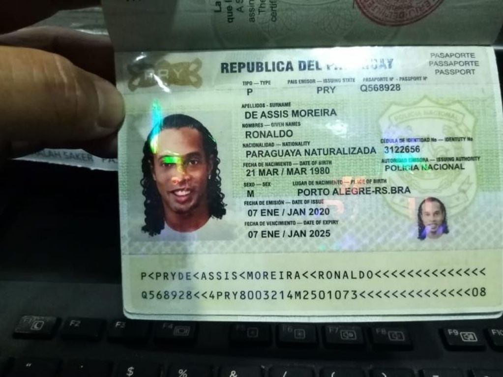 El pasaporte falso que presentó Ronaldinho. Figura como paraguayo naturalizado (Web)