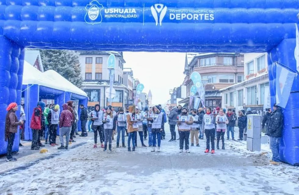 En el contexto de la Fiesta Nacional de La noche más larga, la carrera de Camareras y mozos, volvió a realizarse en la ciudad.